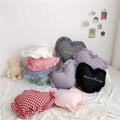 Cute Cushion Covers, Sofa Back Cushions, Creative Pillows, Cute Cushions, Heart Cushion, Pillow Baby, Cute Sewing Projects, Cute Pillows, Sewing Diy