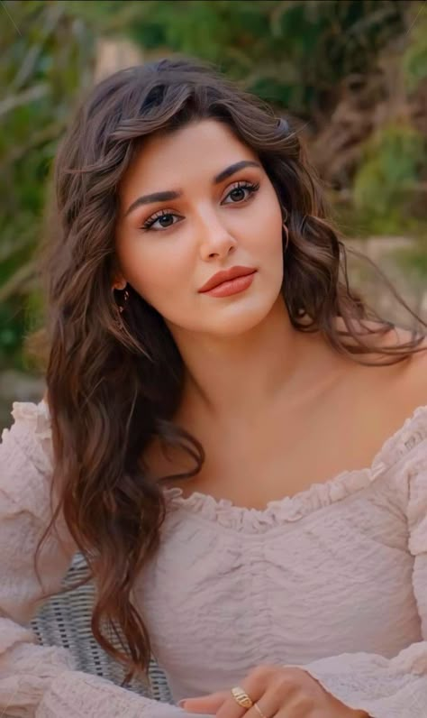 Check more at https://handeercel.tk/hande-ercel-beautiful-turkish-actress-9862/ Hande Ercel, Brown Hair, Long Hair, A Woman, Hairstyles, Actresses, Make Up, Actors, My Saves