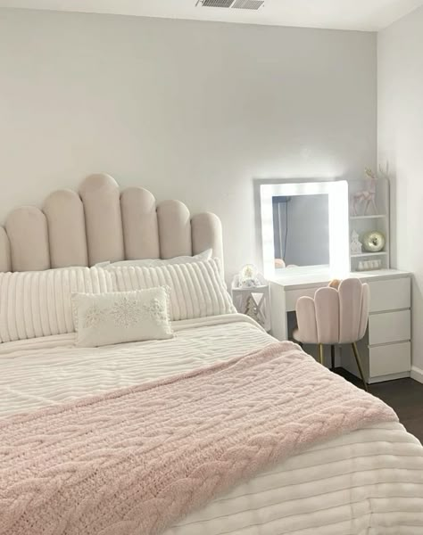 Minimalist Bedroom With Pops Of Color, Clean Girl Room, Dream Room Ideas, White Room Decor, Dream Bedroom Inspiration, Classy Bedroom, Cute Rooms, White Bed, New Room Ideas