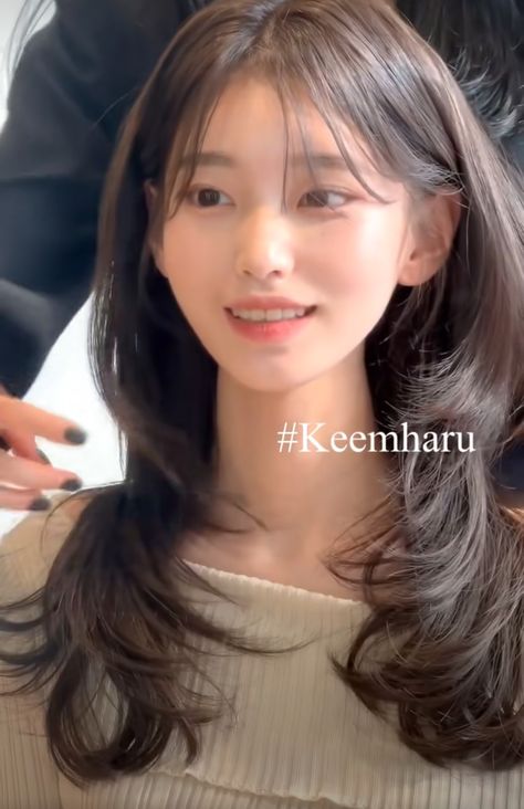 Princess Haircut Japan, Layered Hair With Bangs Asian, Japanese Girl Haircut, Long Layered Hair Asian, Asian Hair Layers, Korean Bangs Haircut, Japanese Layered Haircut, Hairstyles Japanese, Japanese Haircut