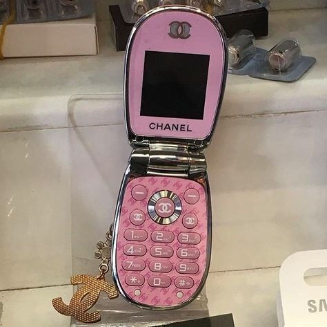 2000s Phone, Vibe Art, Frozen Birthday Shirt, Full Body Wax, Chanel Aesthetic, Trendy Water Bottles, Y2k Phone, If I Was A, Retro Gadgets