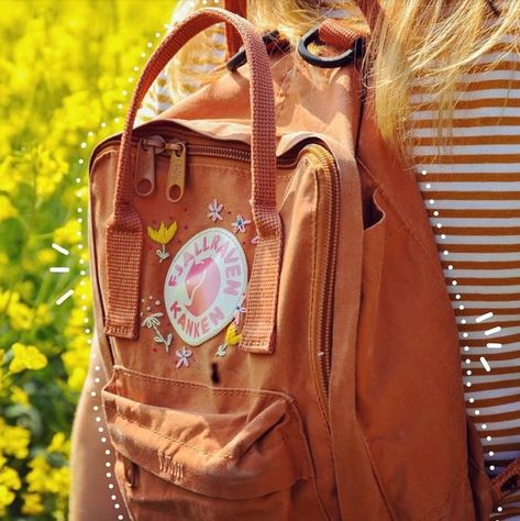 Orange Backpack Aesthetic, Orange Accessories Aesthetic, Orange School Aesthetic, Werewolf Boyfriend, Fjallraven Backpack, Backpack Aesthetic, Luxury Things, Photo Corner, Backpack Fjallraven