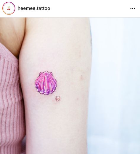 Pink Shell Tattoo, Cute Shell Tattoo, Seashell Color Tattoo, Seashell With Pearl Tattoo, Pearl Tattoo Ideas, Colorful Shell Tattoo, Tattoo Seashell, Seashell Tiny Tattoo, Pearl Tattoo