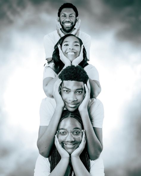 Sibling goals!! ✨🙌🏻 #siblinggoals Black Siblings Photoshoot, Photoshoot Ideas Family Of Three, Photoshoot Ideas With Siblings, 3 Sibling Photoshoot, 4 Siblings Picture Ideas, Sibling Photoshoot Ideas Older, Sibling Family Photos, Sibling Picture Ideas, Siblings Photoshoot Ideas