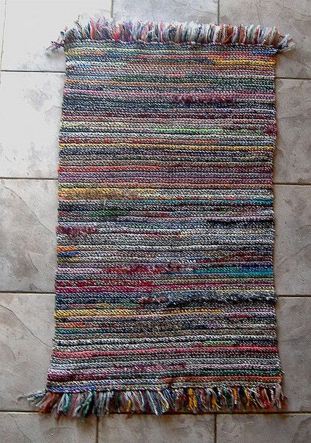 From yarn scraps made into balls of "crazy yarn" -- LOVE THIS!!! Knitted Rugs Pattern Free, Leftover Carpet, Woven Rag Rug, Homemade Rugs, Yarn Scraps, Scrap Yarn Crochet, Braided Rug Diy, Braided Rag Rugs, Carpet Remnants