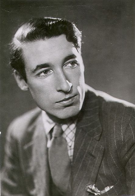 Louis Macneice, looking dashing on Faber's Flickr. Louis Macneice, London Blitz, Seamus Heaney, Rare Images, People Of Interest, Writers And Poets, The Reader, Important People, Irish Men