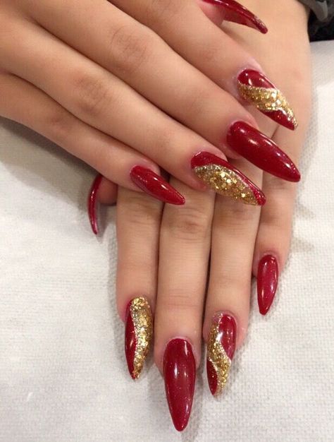 Cute Almond Red nails with gold Oxblood And Gold Nails, Nail Art Designs Glitter Sparkle, Red Gold Nails Acrylic, Red Gold Glitter Nails, Red And Gold Nail Art Designs, Nails Acrylic Red And Gold, Red And Gold Christmas Nail Designs, Red Gold Nail Art, Red And Gold Nails Design