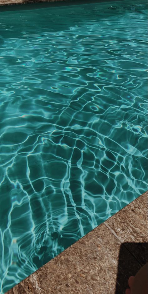 Wallpaper Piscina, Piscina Wallpaper, Alan Aesthetic, Water Background, Baby Blue Aesthetic, Self Portrait Poses, Swimming Pool Designs, Summer Is Coming, Cute Couple Selfies