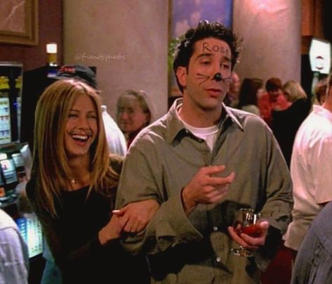 Ross And Rachel Iconic Outfits, Jennifer Aniston Costume, Rachel Ross Halloween Costume, Iconic 90s Couples, Ross Rachel Costume, Rachel And Ross Costume, Ross And Rachel Halloween Costume, Ross And Rachel Costume, Friends Rachel And Ross