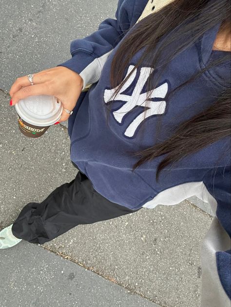 Hoodie fit Ny streetstyle fall fits Ny Hoodie, Yankees Hoodie, Yankees Outfit, New York Hoodie, Outfits Nyc, New York Outfit, Bday List, Christmas Idea, Hoodie Fits