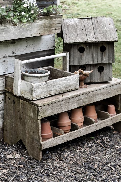 Quaint Rustic Garden Shed - Rocky Hedge Farm Yard Vignettes, Shed Conversion Ideas, Cheap Garden Sheds, Barnwood Projects, Garden Shed Diy, Garden Shed Ideas, Landscaping Projects, Old Benches, Shed Ideas