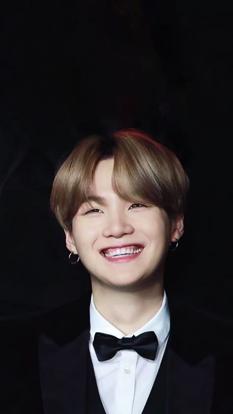 Suga Pictures Cute, Yoongi Smile, Yoongi Cute Smile, Yoongi Wallpaper, Min Yoongi Wallpaper, Suga Wallpaper, Smile Pictures, Smile Wallpaper, Gummy Smile