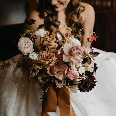 Toronto & Muskoka Florist’s Instagram post: “Earth tones, always. Photo @scarletoneill” Studio Artist, Artist Collective, Wedding Flower Inspiration, Bridal Inspo, Beauty Services, Bridal Portraits, Calgary, Earth Tones, Rose Flower