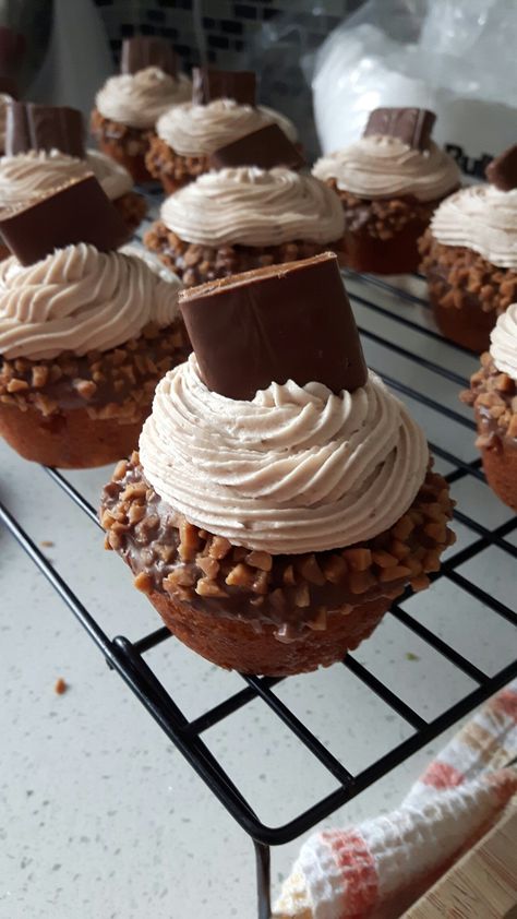 Skor Cupcakes, Chocolate Icing, Vanilla Cupcakes, School Age, Baking Ideas, Yummy Cakes, Cupcake, Vanilla, Baking