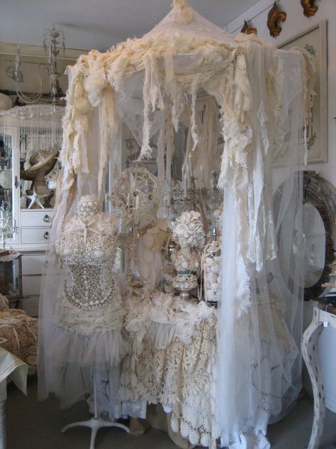 Estilo Shabby Chic, Chic Interior Design, Style Shabby Chic, Shabby Chic Bedroom, Shabby Chic Vintage, Chic Interior, Linens And Lace, Irish Lace, Dream Room Inspiration