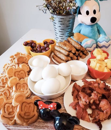 Breakfast Charcuterie Boards, Disney Breakfast, Breakfast Charcuterie, Kids Brunch, Disney Foods, Fancy Cheese, Just Spices, Bolo Minnie, Disney Treats