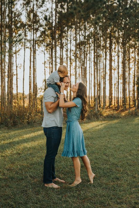 Family Photo Inspo Summer, Simple Family Pictures, Family Of 3 Photoshoot Outdoor, Barefoot Family Photoshoot, Spring Family Photos With Baby, Family Photo One Child, Family Outdoor Photoshoot Ideas, Family Photoshoot 1 Child, Family Photos With 1 Year