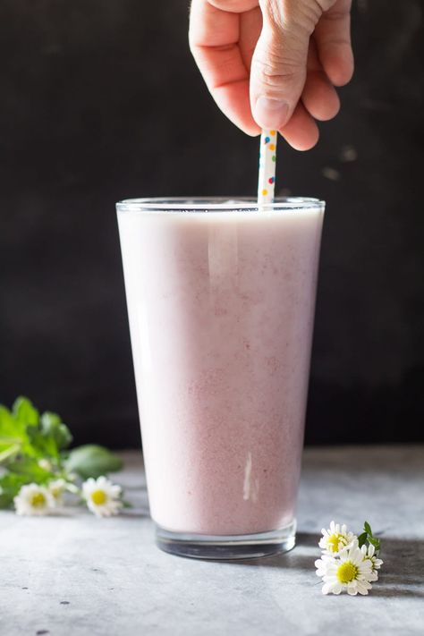 Hot chocolate milk doesn't fit summer, does it? A quick and easy refreshing Raspberry Milk does though. Great snack for children and adults! Raspberry Milk, Blueberry Crumble Bars, Raw Pistachios, Hot Chocolate Milk, Blackberry Pie, Pistachio Cookies, Pistachio Ice Cream, Oat Crumble, Blueberry Crumble