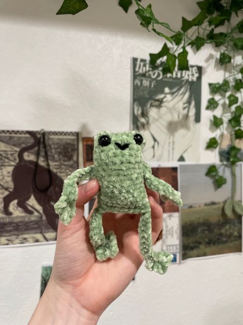 Crochet Inspo velvet Leggy Frog Green Yarn Crochet Ideas, Leggy Froggy Crochet Pattern Free, Leggy Froggy Crochet, Crochet Leggy Frog, Leggy Frog, Frog Plushie, Arm Crocheting, Animal Humour, Crochet Plushies