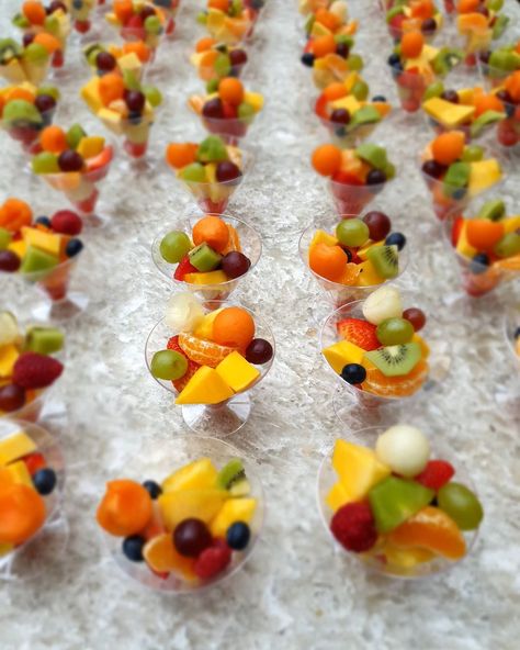 Elegant Fruit Cups, Fruit Cups For Wedding Reception, Fruits In A Cup, Mini Fruit Cups, Fruit Cups For Party, Individual Fruit Cups, Creepy Wedding, Fruits Platter, Vegetable Cups