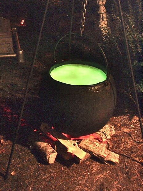 Halloween Full-size Bubbling Cauldron Prop Bubbling Cauldron, Halloween Camping, Scary Halloween Decorations Diy, Halloween Party Decor Diy, Halloween Diy Outdoor, Homemade Halloween Decorations, Adornos Halloween, Scary Halloween Decorations, Homemade Halloween