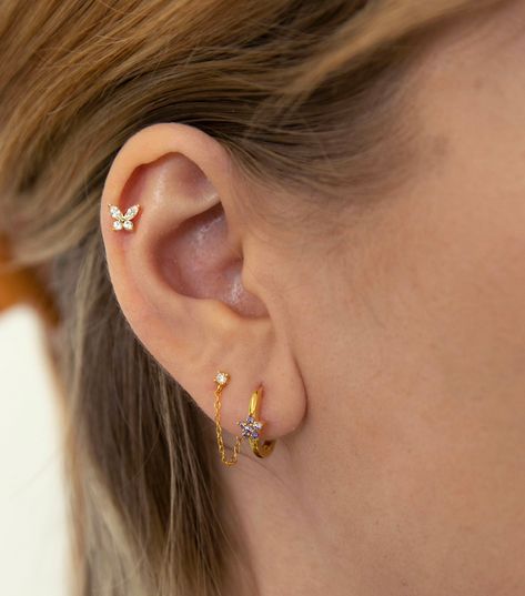 Ear Piercings Single, Ear Piercing Ideas For Small Ears, 3 Earrings Piercing Ideas, 3rd Ear Piercing, Silver Chain Earrings, Emerald Earrings Studs, Tiny Hoop Earrings, New York Studio, Piercing Ideas