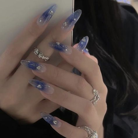 Dark Blue Sparkly Nail Ideas, Light Blue Clear Nails, Blue Clear Acrylic Nails, Light Blue And Silver Nails Acrylic, Dark Blue Douyin Nails, Quinceanera Nails Dark Blue, Dainty Blue Nails, Prom Nails Silver And Blue, Silver And Light Blue Nails