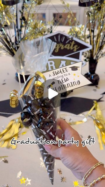 Felicia Pettit | CREATING PARTIES & GIFTS on Instagram: "🎓 Graduation Party Gift Idea! 🎓
Celebrate your grad’s big day with a creative and thoughtful gift cone! 🌟
What you’ll need:
- Graduation-themed paper
- Gift card (of your choice)
- Delicious chocolates

**Instructions:**
1. Roll the graduation paper into a cone shape and secure it with tape or glue.
2. Place the gift card inside the cone.
3. Add chocolates to fill up the cone.
4. Personalized gift tag 

✨comment “SWEET” for printable✨

These gift cones make perfect party favors or a special surprise for the graduate. Simple to create and packed with joy! 🎉

#graduationparty #giftideas #DIY #graduation2024 #celebratesuccess #giftidea #diygifts #gift #gifts #partyideas #party #partyfavors" Graduation Day Gift Ideas, Graduation Candy Gift Ideas, How To Make Cones From Paper, Diy Graduation Gifts For High School, High School Graduation Gift Ideas Diy, Graduation Ideas For High School, Graduation Party Favor Ideas, Graduation Gifts For High School, High School Graduation Gift Ideas