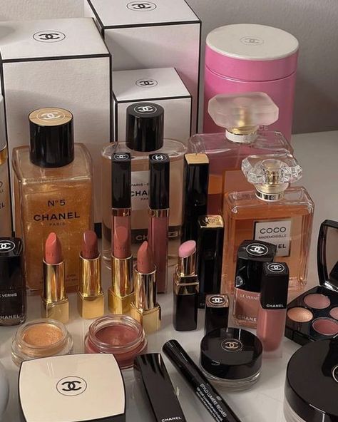 Chanel Eye Makeup, Brands Aesthetic, Chanel Foundation, Chanel Girl, Make Up Essentials, European Princess, Luxury Vibes, Life Mood Board, Expensive Brands