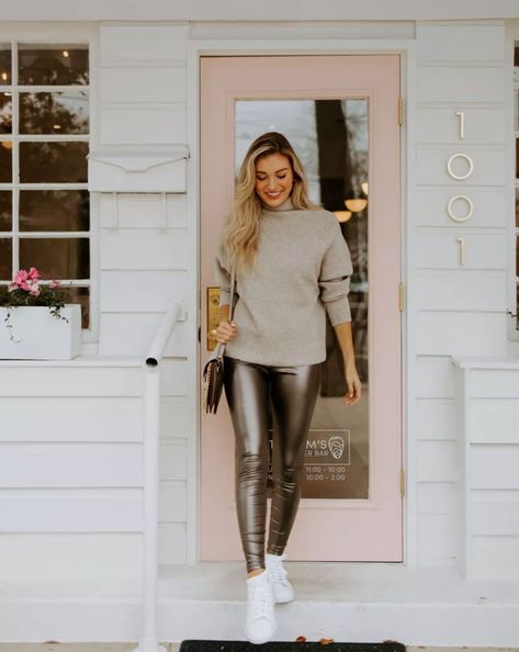 Metallic Leggings For Night Out In Fall, Trendy Metallic Leggings For Fall, Glitter Leggings Outfit, Silver Leggings Outfit, Perfect Leggings Metal, Trendy Stretch Metallic Leggings, Metallic Leggings Outfit, Shiny Leggings Outfit, Leggings Metallic