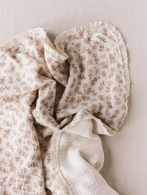 The softest muslin blanket. Double layer muslin on top, triple layer muslin on the bottom, gorgeous cotton lace and the best thing? The blanket is 110 x 110 cm big. September Mood, Diy Baby Blanket, Muslin Blanket, Textile Bag, Muslin Blankets, Baby Bedding, Sewing Project, Textile Patterns, Baby Bed