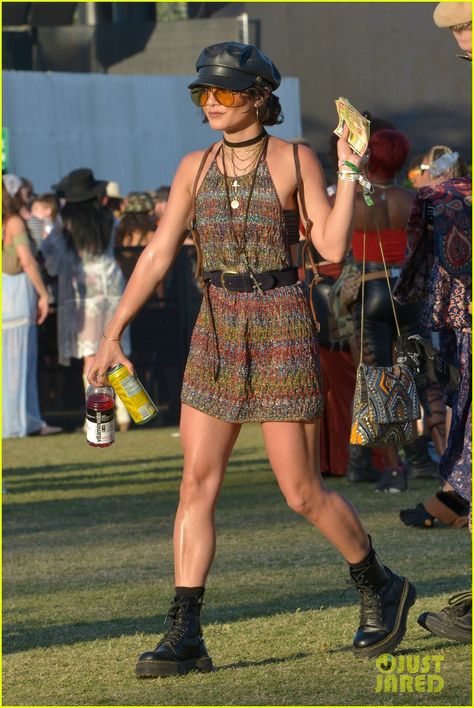 Vanessa Hudgens Coachella, Vanessa Hudgens Legs, Vanessa Hudgens Hair, Vanessa Hudgens Outfits, Coachella Inspired Outfits, Look Da Festival, Estilo Vanessa Hudgens, Cochella Outfits, Coachella 2018