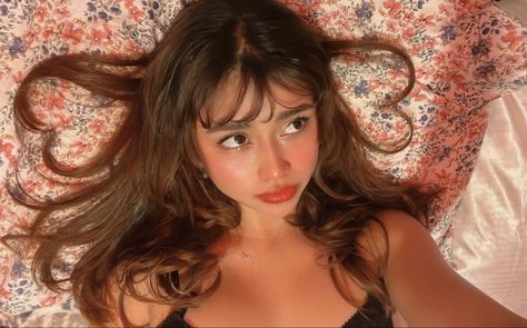 hair, hearts,bed,selfie idea, hair idea, florals, floral bedsheets Heart Selfie, Cute Modeling Poses, Bed Selfie, Jojo's Bizarre Adventure Anime, Angel Aesthetic, Photo Editing Tutorial, Heart Hair, Pic Pose, Selfie Ideas Instagram