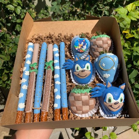 Sonic The Hedgehog Pretzel Rods, Sonic The Hedgehog Dessert Table, Sonic Chocolate Covered Strawberries, Sonic The Hedgehog Desserts, Sonic The Hedgehog Treats, Sonic Strawberries, Sonic Birthday Snacks, Sonic Treats Ideas, Sonic Pretzel