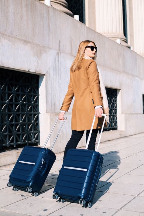 Samsonite Flux suitcase in blue. #MySamsonite Samsonite Suitcase, Cabin Bag, American Tourister, Luggage Backpack, Suitcases, Lady Dior Bag, Travel Outfit, Travel Style, Top Handle Bag