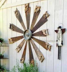 An old saw starburst... how fun for garden art! Garden Diy Decoration Ideas, Veranda Design, Porch Design Ideas, Flea Market Gardening, Diy Outdoor Decor, Porch Design, Art Garden, Vintage Garden, Rustic Gardens