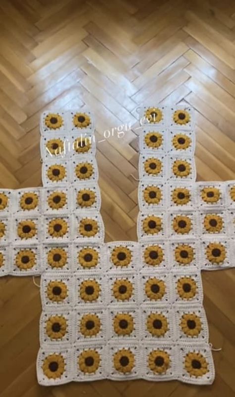 Granny Square Top Tutorial, Sunflower Crochet Cardigan, Sunflower Granny Square Cardigan, Crochet Sunflower Cardigan, Sunflower Granny Square Pattern, Outfits Punk, Sunflower Granny Square, Sunflower Crochet, Sunflower Daisy