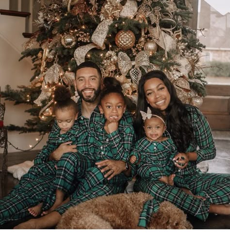 Couple Pajamas Photoshoot, Christmas Family Photoshoot Pajamas, Black Family Christmas Pictures Pajamas, Family Holiday Pictures Ideas, Christmas Pyjamas Photoshoot, Christmas Pajamas Aesthetic Family, Christmas Family Photos Black People, Black Family Holiday Photos, Christmas Pjs Family Picture Ideas