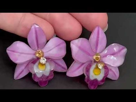 3 Beautiful Shrink Plastic Flower Earrings Tutorials Uses Different Colorants - The Beading Gem's Journal Shrink Plastic Ideas, Shrink Plastic Charms, Diy Shrink Plastic Jewelry, Flower Earrings Diy, Diy Shrink Plastic, Shrinky Dink Jewelry, Shrinky Dink Crafts, Diy Uv Resin, Shrink Plastic Jewelry