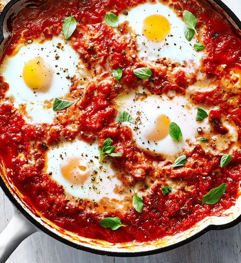 Jaz Maz FooD | Hello Gulf Food Easy Shakshuka Recipe, Eggs In Purgatory, Shakshuka Recipes, Chicken Meal Prep, Hearty Stews, Recipe Roundup, Gazpacho, Hearty Breakfast, Iron Skillet