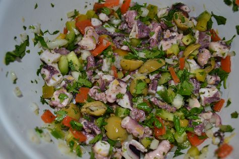 Pulpo Recipe, Puerto Rican Style, Octopus Salad, Octopus Recipes, Chowder Recipes Seafood, Sea Food Salad Recipes, Cube Steak Recipes, Boricua Recipes, Meat Salad