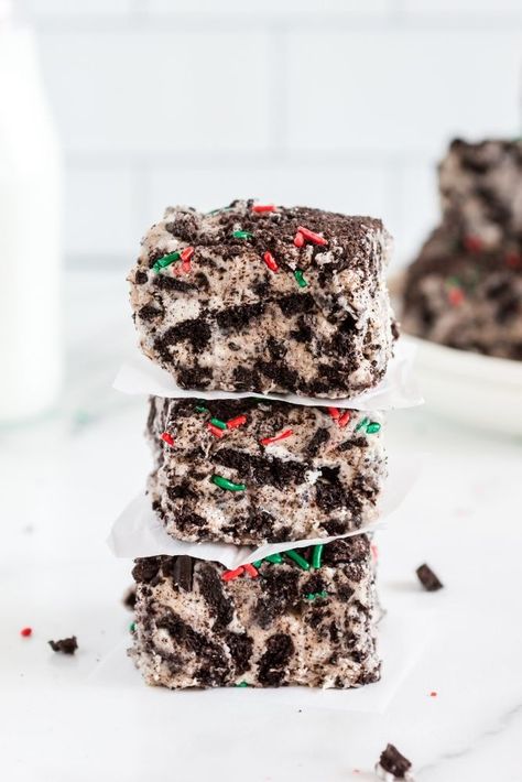 Simple No Bake Christmas Treats with marshmallows. Crush up some Oreos for this festive dessert. It’s ooey, gooey, chocolately, and even includes peppermint! The kids are going to love this one! #nobake #christmasdesserts #dessertbars Marshmallow Treats Recipe, No Bake Christmas, Rice Krispie Treats Christmas, Christmas Desserts Kids, Marshmallow Bars, Bake Christmas, Desserts With Few Ingredients, Best Christmas Desserts, Marshmallow Treats