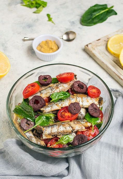 Embark on a culinary journey to the Mediterranean with this delicious sardine salad — a vibrant and flavorful dish that celebrates the bold and fresh flavors of the region. Bursting with nutritious ingredients like protein-rich sardines, crisp vegetables, briny olives, and tangy vinegar, this salad offers a satisfying and nourishing option for everyone. Carb Free Lunch, Canned Fish Recipes, Sardine Salad, Sardine Recipes, Keto Lunches, Canned Fish, Keto Salads, Salad Mixed Greens, Keto Diet Guide