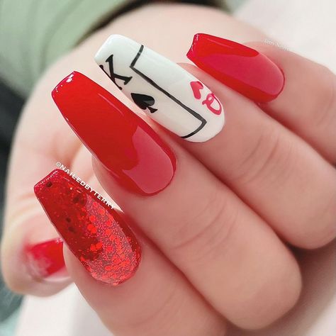 Queen Of Heart Nails Acrylic, Valentines Day Nails Elegant, Casino Acrylic Nails, Playing Cards Nail Design, King And Queen Nail Designs, King Queen Nails, King And Queen Nails, Queen Of Heart Nails Designs, Roulette Nails