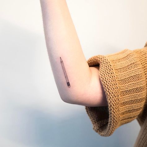 If you're looking for a writerly tattoo idea to celebrate your love for words, there are plenty of gorgeous, tiny options to consider. Small punctuation marks, Tattoos For Writers, Paintbrush Tattoo, Writer Tattoo, Teacher Tattoos, Pencil Tattoo, Cream Tattoo, Tattooed Teacher, Pen Tattoo, Beautiful Tattoo