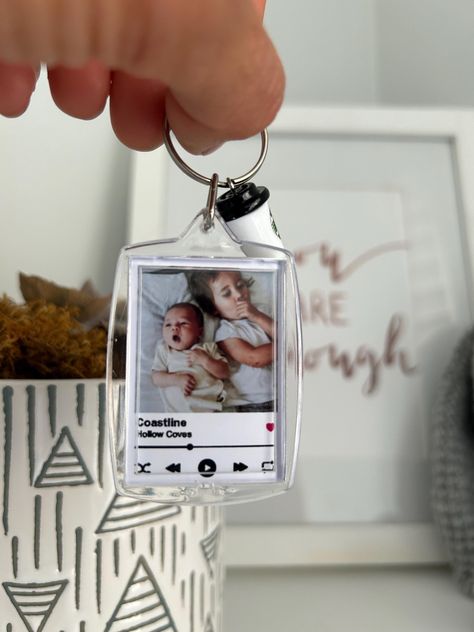 Make Memories Last with Our Custom Photo Keychains Featuring NFC Tags Looking for a unique and memorable gift that combines personal touches with modern technology? Our custom photo keychain with NFC tags are the perfect choice! Each magnet not only displays a cherished photo but also links to a personalized song, creating a one-of-a-kind keepsake that can be enjoyed for years to come. ✨ Key Features: * Personalized Photos: Upload your favorite photo to create a custom keychain that adds a perso Polaroid Keychain, Music Keychain, Photo Keychains, Nfc Technology, Nfc Tag, Photo Keychain, Keychain Personalized, Cadeau Photo, Picture Gifts