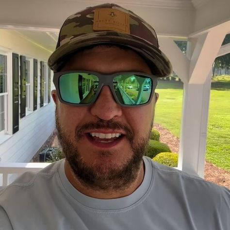 Jason Aldean Selfie Picture, Luke Bryan Selfie, Luke Bryan Funny, Luke Bryan Fan, Luke Bryan Pictures, Shake It For Me, Cole Hauser, Mens Facial, Men's Facial Hair