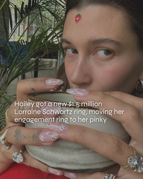 Best diamond pinky rings. Hailey got a new $1.5 million Lorraine Schwartz ring, moving her engagement ring to her pinky. #pinkyring #signetrings #bestring #haileybieberring Hailey Bieber Ring Stack, Hailey Bieber Pinky Ring, Hailey Bieber Ring, Diamond Pinky Ring For Women, Pinky Cocktail Rings, Diamond Pinkie Rings For Women, Diamond Pinky Ring, Lorraine Schwartz, Pinky Rings