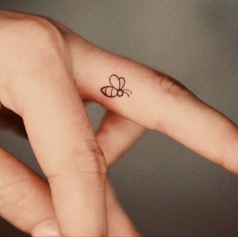 Small Bee Tattoo Minimalist, Bee Tattoo On Finger, Bee Tattoo Finger, Honey Bee Finger Tattoo, Bee Finger Tattoos For Women, Bee Tattoo Minimalist Cute, Tattoo On Finger, Tiny Tattoo, Bee Tattoo