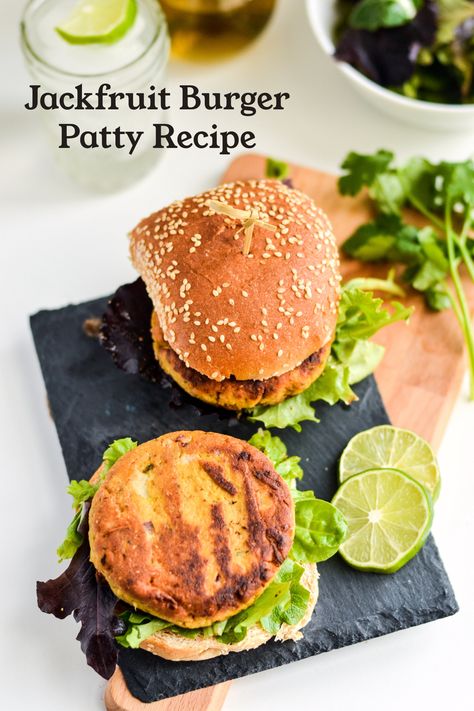 Curry Burger, Jackfruit Burger, Burger Patty Recipe, Canned Jackfruit, Patty Recipe, Chickpea Patties, Jackfruit Recipes, Burger Patty, Burger Patties